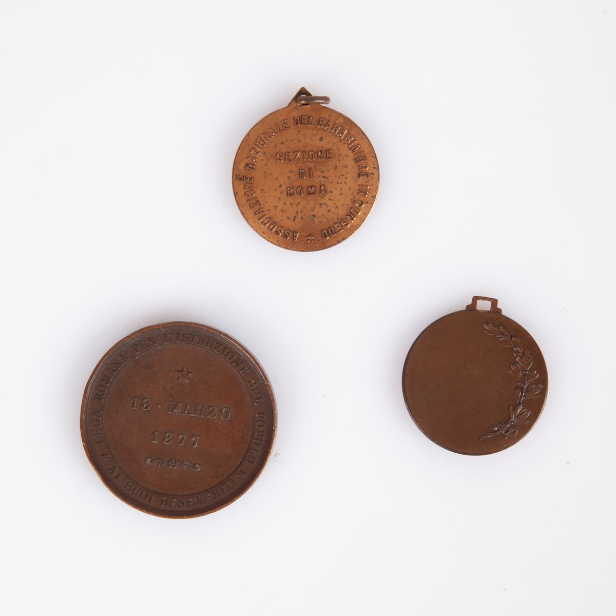 Lotto 3 Medaglie di Bronzo: Benemerenti Lega Italiana per L'istruzione 18 Marzo 1877; Associazion...