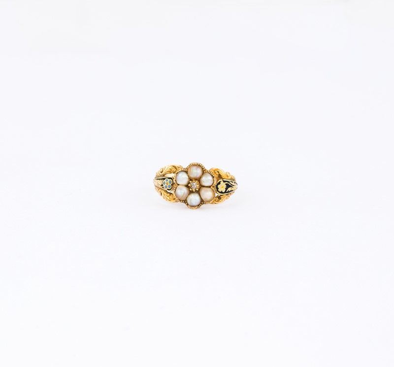 Anello Antico in Oro Giallo con un Diamante
