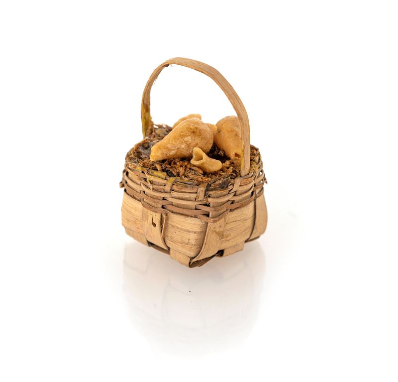 Cestino con frammenti in cera