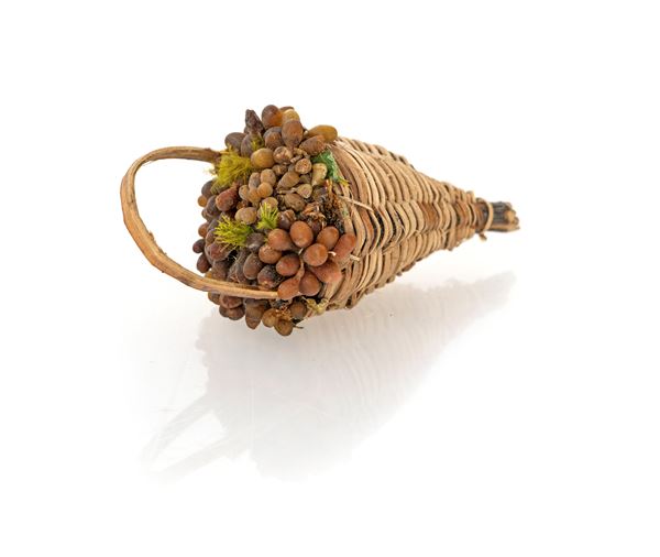 Cesta a cornucopia con uva in cera