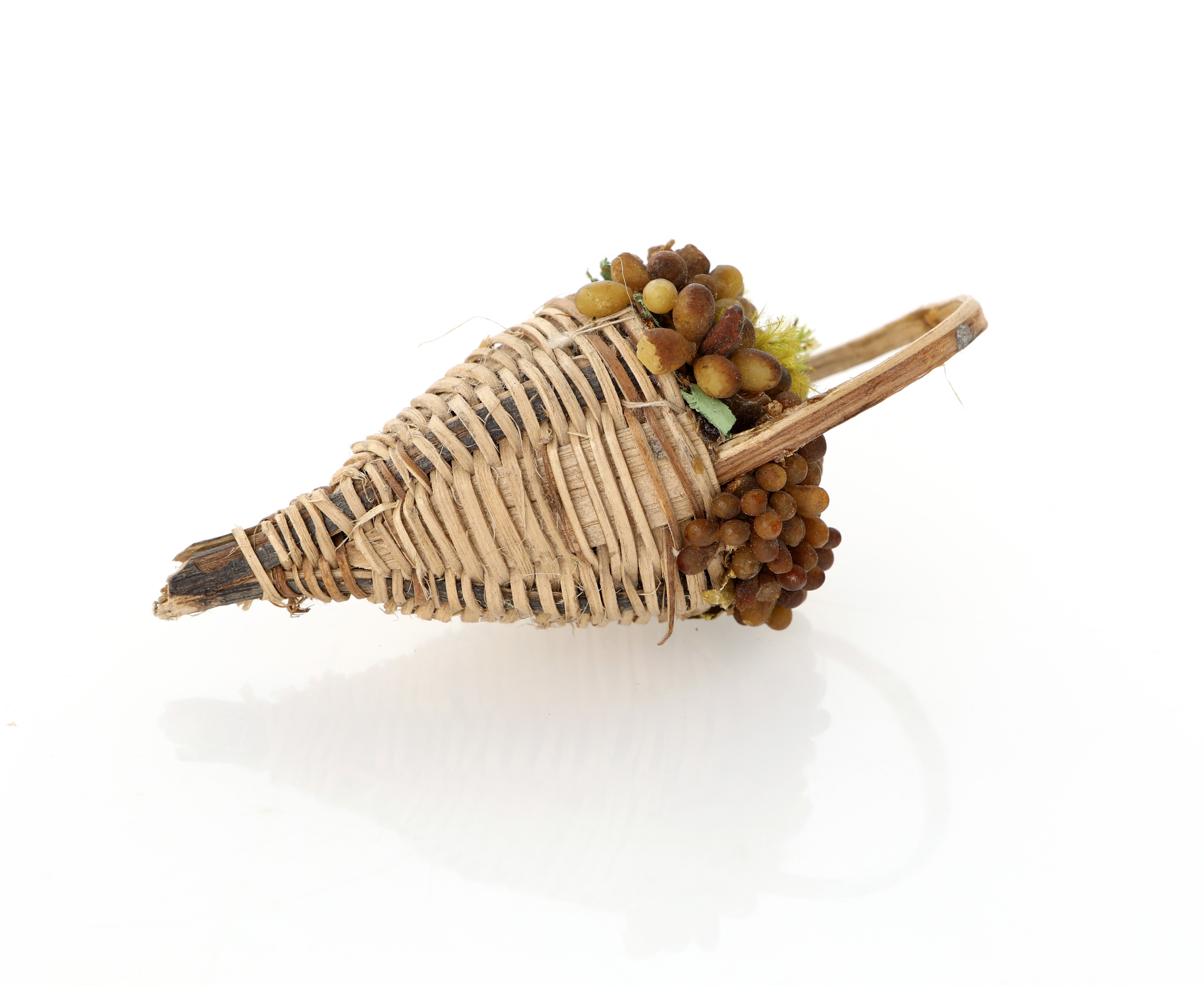 Cesta a cornucopia con uva in cera