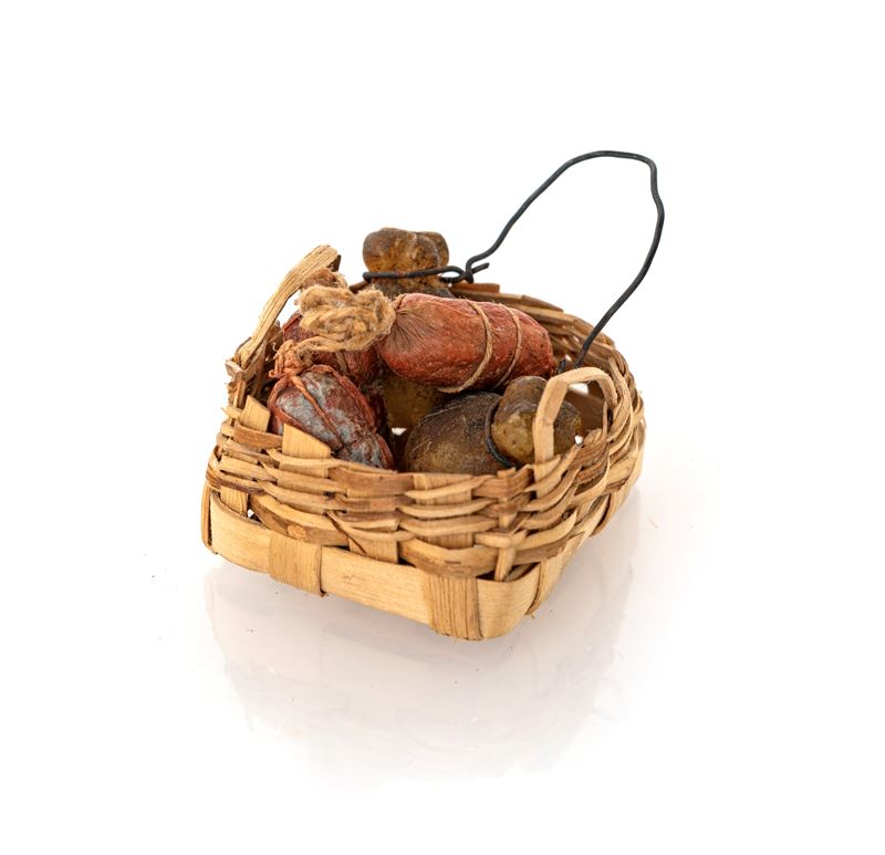 Cesto con tre salumi e due caciocavalli