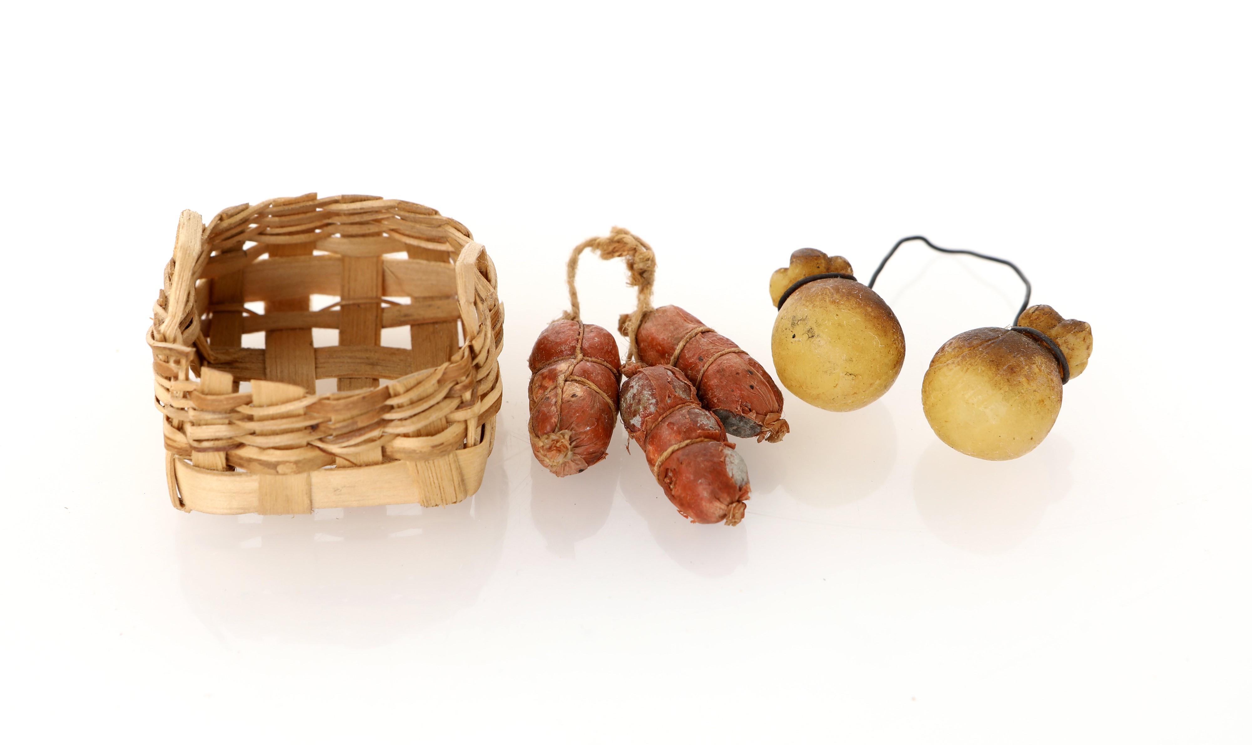 Cesto con tre salumi e due caciocavalli