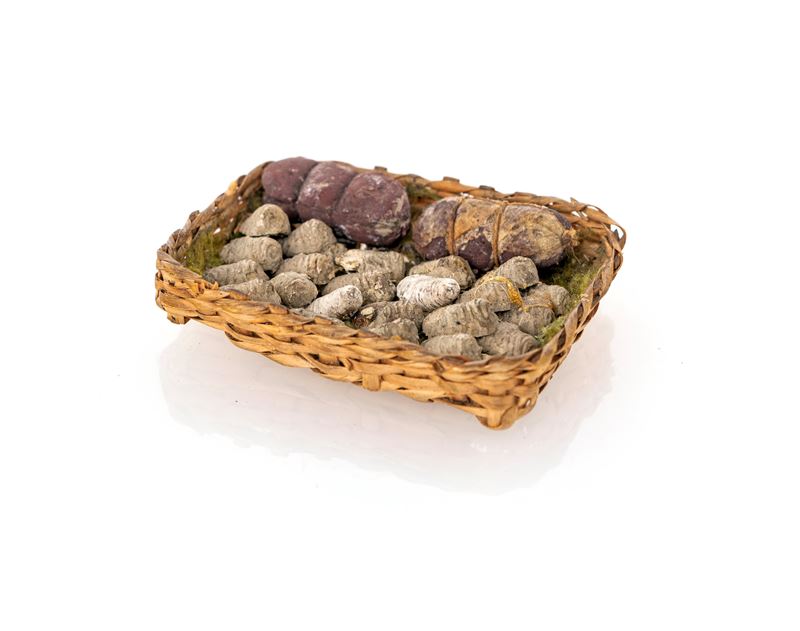 Cesta con ricotte affumicate e tre salumi