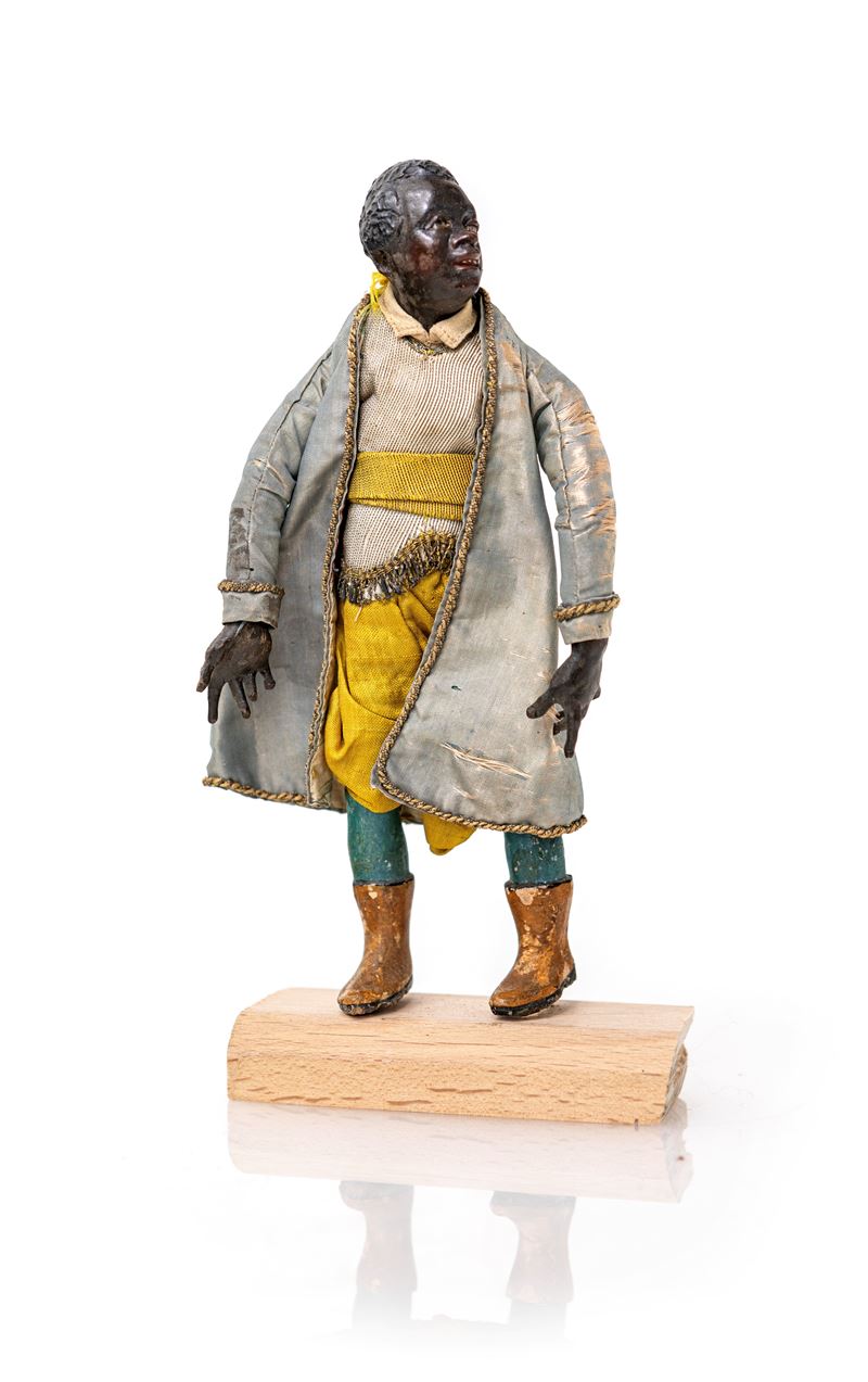 Paggio moro con lunga giacca di seta avorio con interno a righe