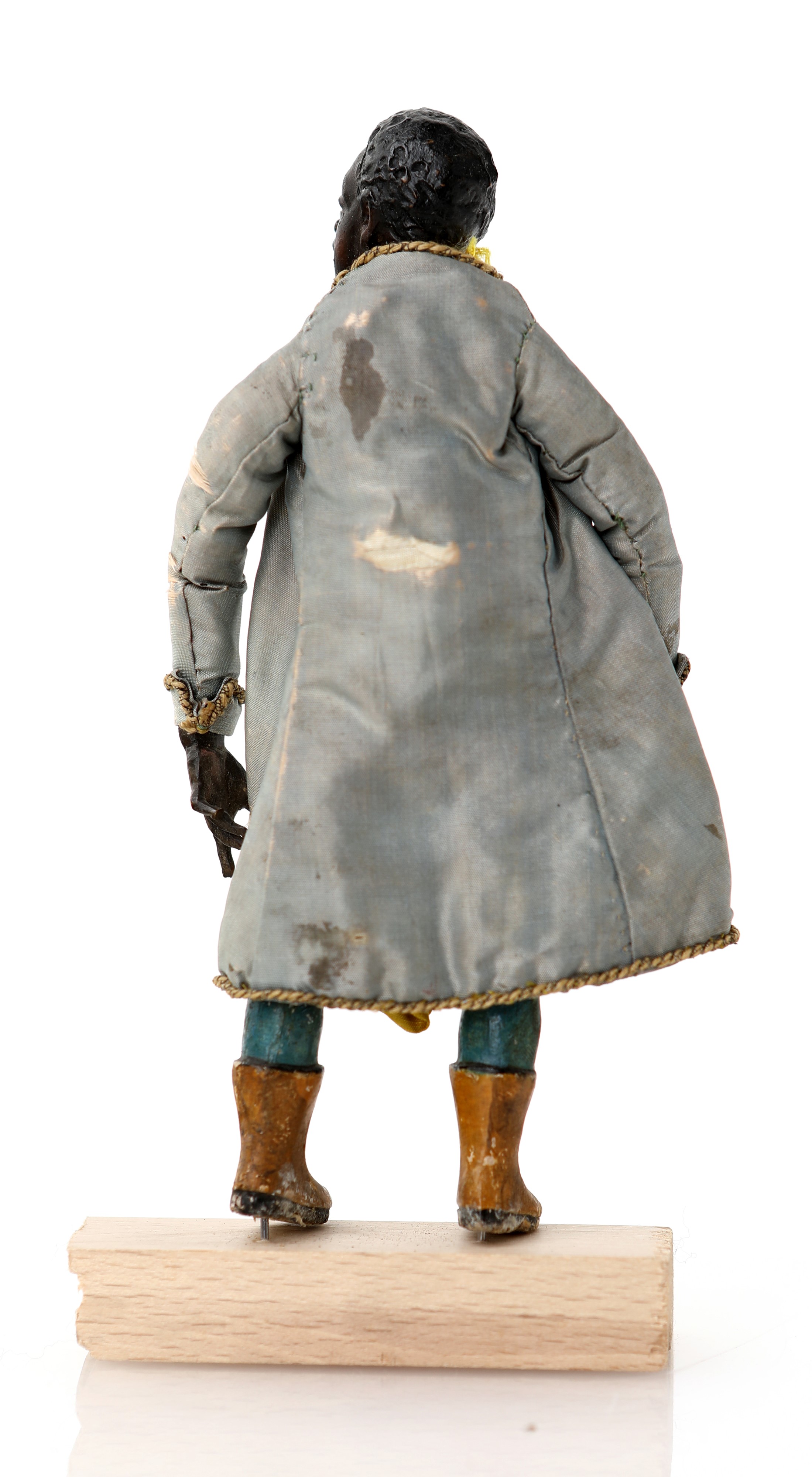 Paggio moro con lunga giacca di seta avorio con interno a righe