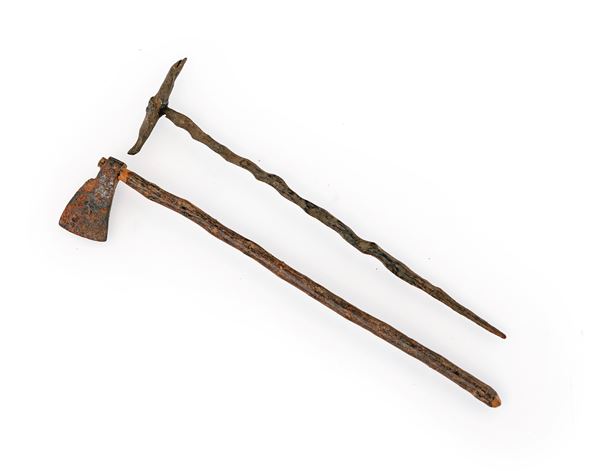 Due accessori da contadino: bastone e ascia in legno e ferro