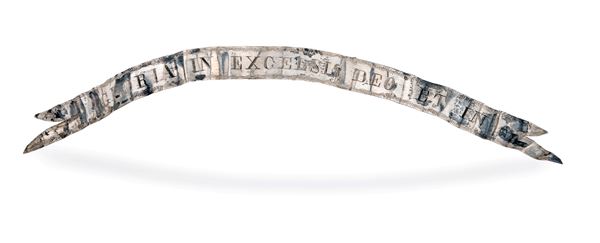 Nastro svolazzante in argento con iscrizione "Gloria in Excelsis Deo e in Terra"