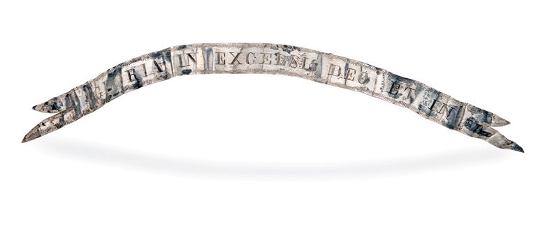 Nastro Svolazzante in Argento con Iscrizione "gloria in Excelsis Deo e in Terra"