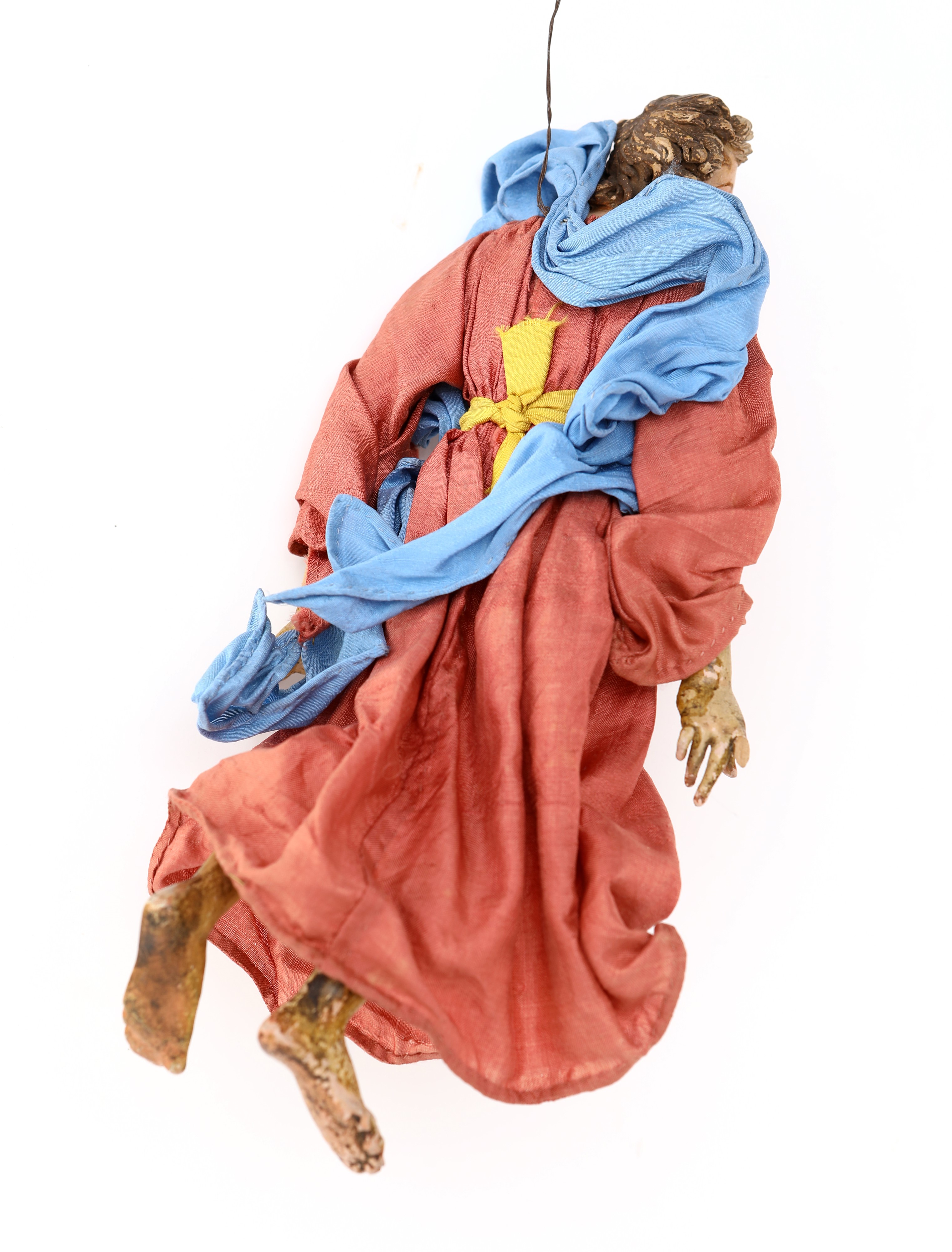 Angelo con capelli ricci biondi