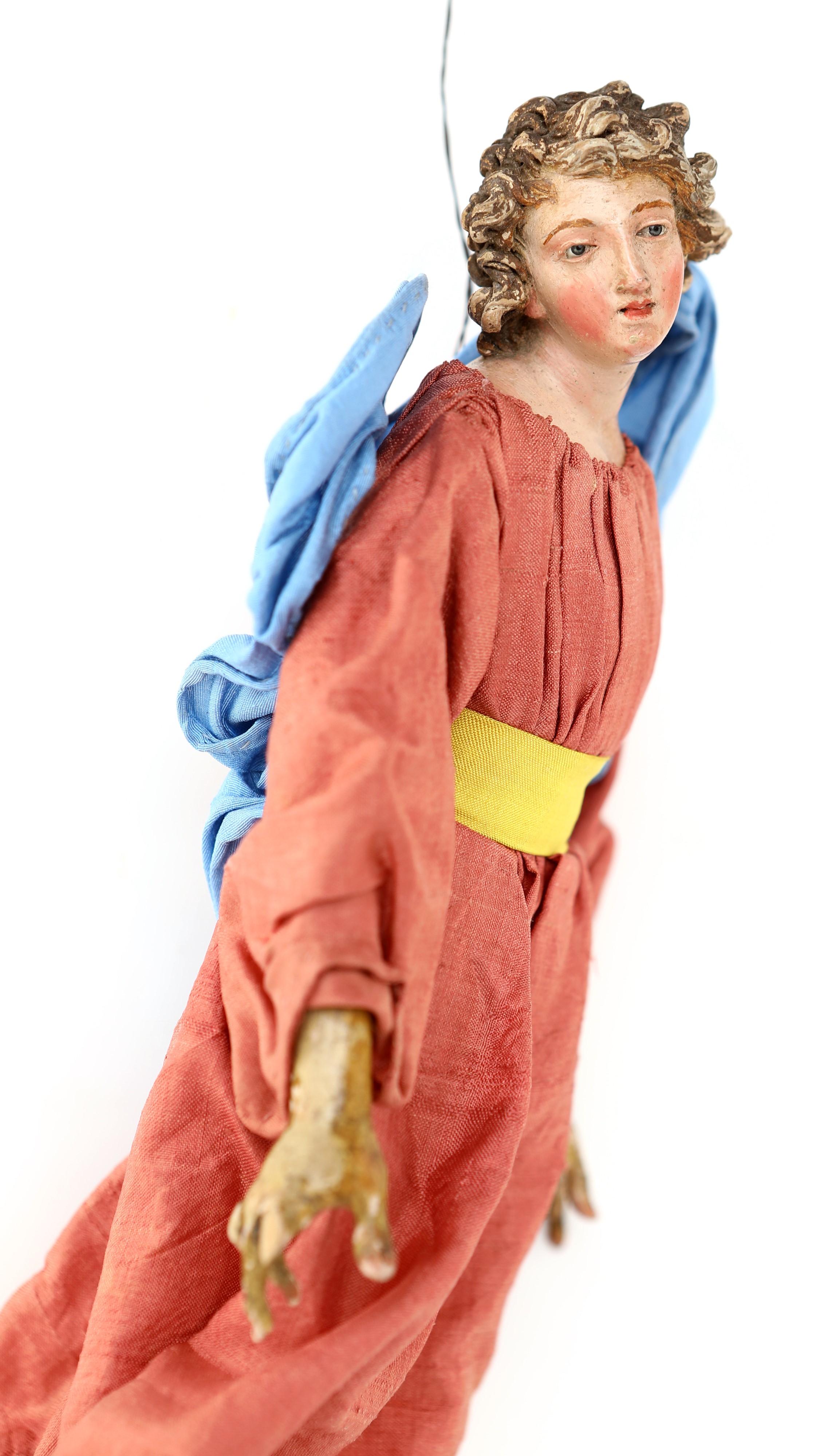 Angelo con capelli ricci biondi