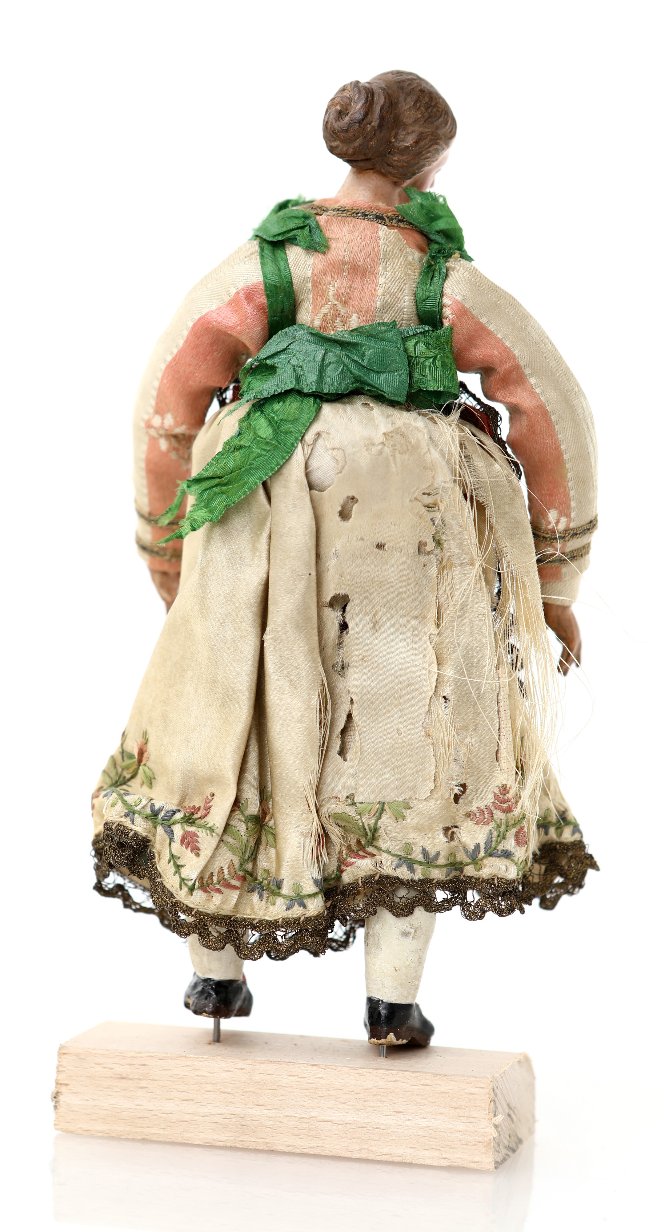 Giovane procidana con chignon e vestitura impreziosita da ricami e galloni