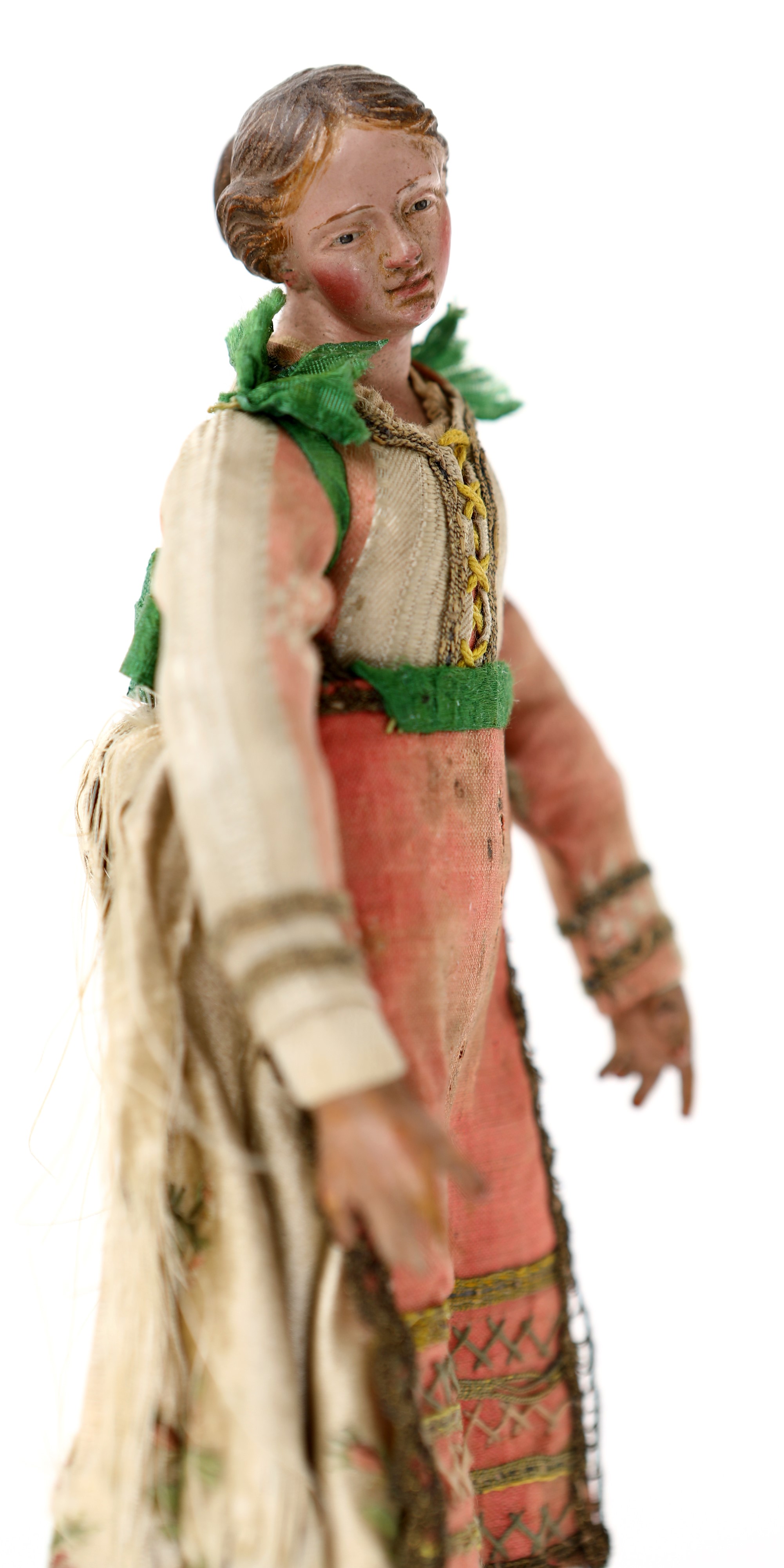 Giovane procidana con chignon e vestitura impreziosita da ricami e galloni