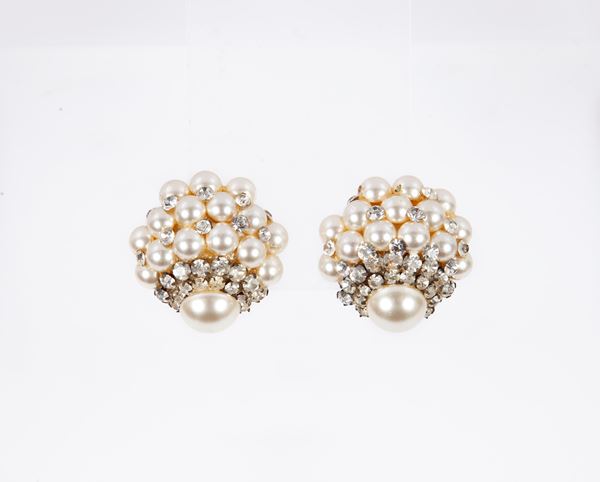Coppia di orecchini in metallo e simil perle