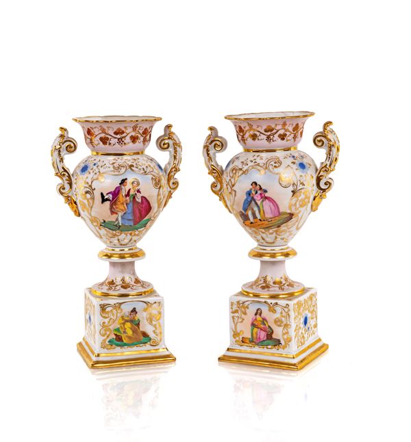 Coppia di vasi biansati in porcellana bianca e oro, fine del XIX secolo