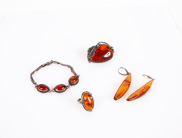 Parure di bracciale, anello, pendente e coppia di orecchini in argento, metallo e ambra