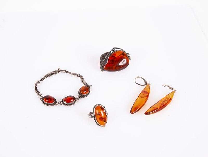 Parure di Bracciale, Anello, Pendente e Coppia di Orecchini in Argento, Metallo e Ambra