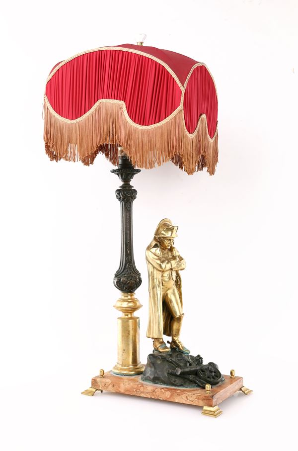 Lampada da tavolo in bronzo, metallo e marmo con figura di napoleone Bonaparte