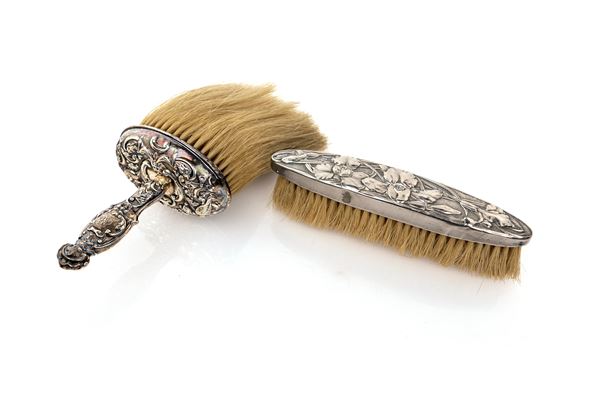 Due spazzole da toletta diverse in argento  - Asta Argenti Antichi e da Collezione - Casa d'Aste Arcadia