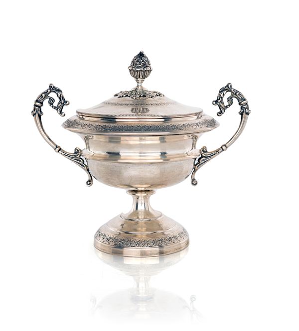 Coppa biansata in argento con coperchio  - Asta Argenti Antichi e da Collezione - Casa d'Aste Arcadia