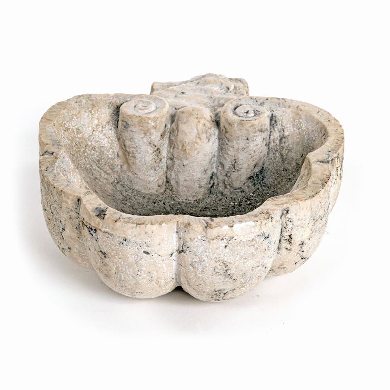 Piccola Acquasantiera da Muro in Marmo Bianco