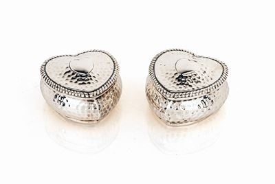 Coppia di Scatoline a Forma di Cuore in Argento Martellato, Birmingham 1924, Argentiere Henry Mat...