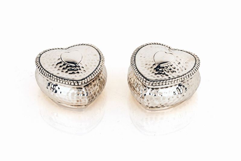 Coppia di Scatoline a Forma di Cuore in Argento Martellato, Birmingham 1924, Argentiere Henry Mat...
