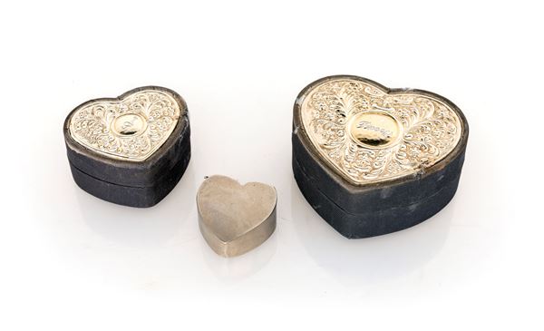 Due scatole in cartone e lamina d'argento a forma di cuore ed un portapillole Cristian Dior in metallo argentato