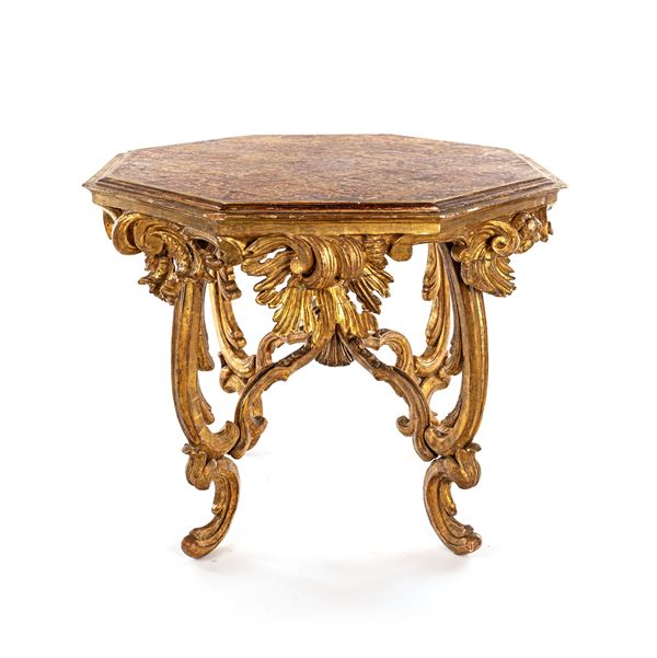 Tavolino da centro in legno scolpito, intagliato e dorato, fine del XIX secolo