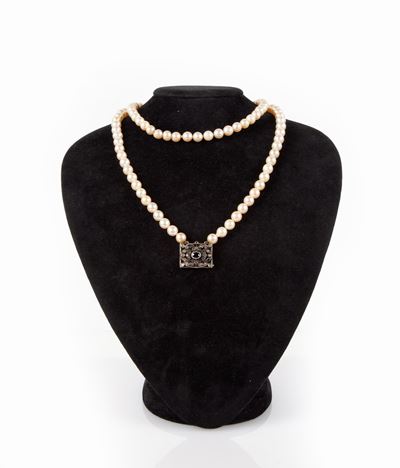 Collana di Perle con Fermezza in Oro e Argento, Diamanti e Zaffiro