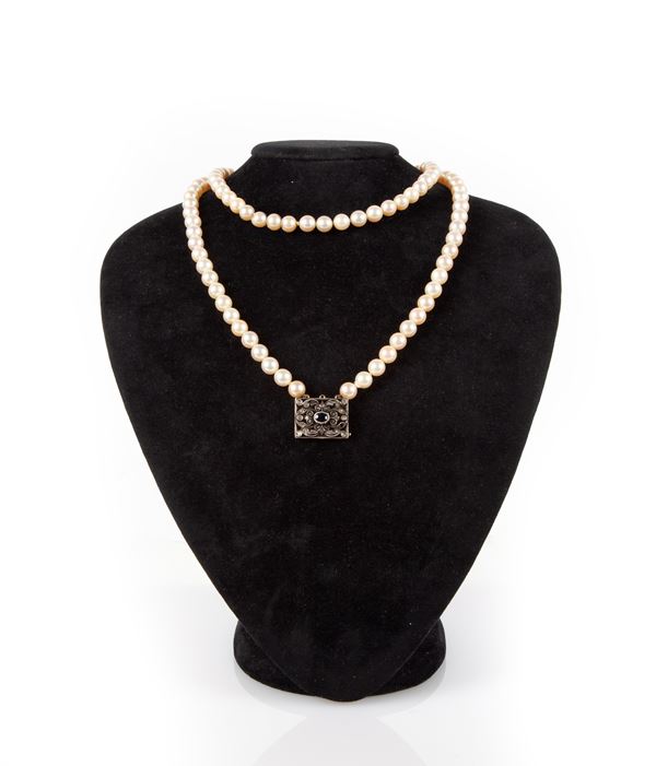 Collana di perle con fermezza in oro e argento, diamanti e zaffiro