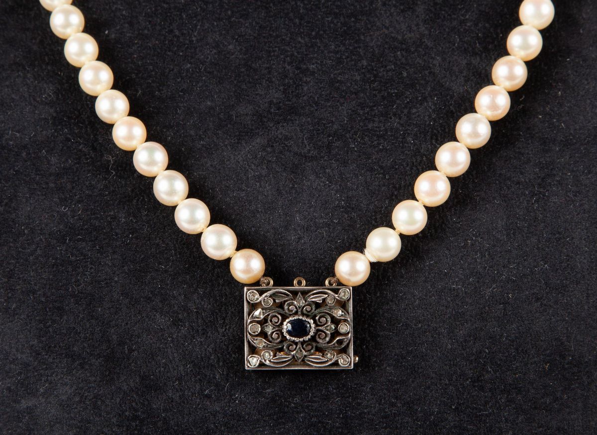 Collana di Perle con Fermezza in Oro e Argento, Diamanti e Zaffiro