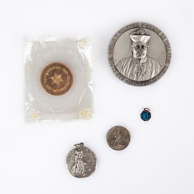 Lotto 1 Medaglietta in Argento 800/000 del Lions Club di Siracusa 1982; 25 Cts 1977 Canada, 1 Get...
