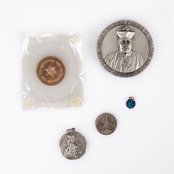 Lotto 1 medaglietta in argento 800/000 del Lions Club di Siracusa 1982; 25 cts 1977 Canada, 1 gettone in metallo dorato Centenario 1867-1967 Canada; 1 medaglia San Rafael Guizar 2006 in metallo e una medaglietta votiva