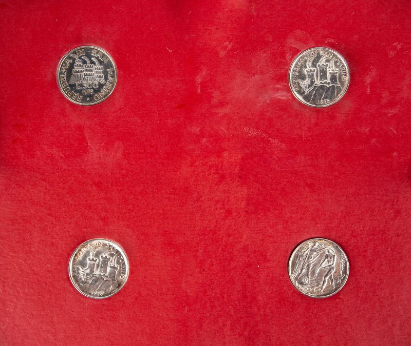 Lotto di Monete: 7 Pezzi da 500 Lire e 2 Serie Complete San Marino; 500 Lire Sede Vacante 1963 Ci...