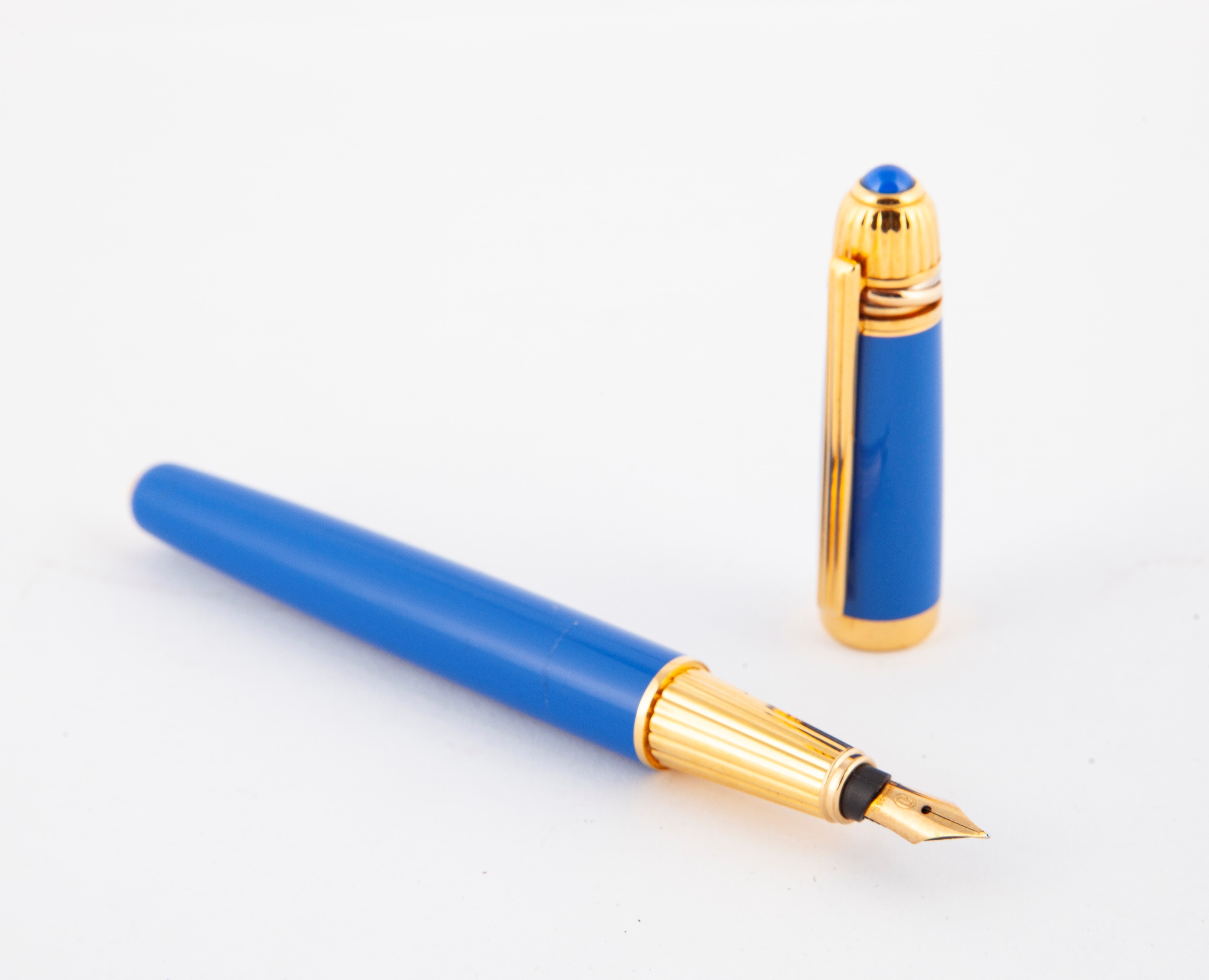 Cartier Pasha - Penna Stilografica in Lacca Blu e Particolari in Metallo Placcato Oro a Più Color...