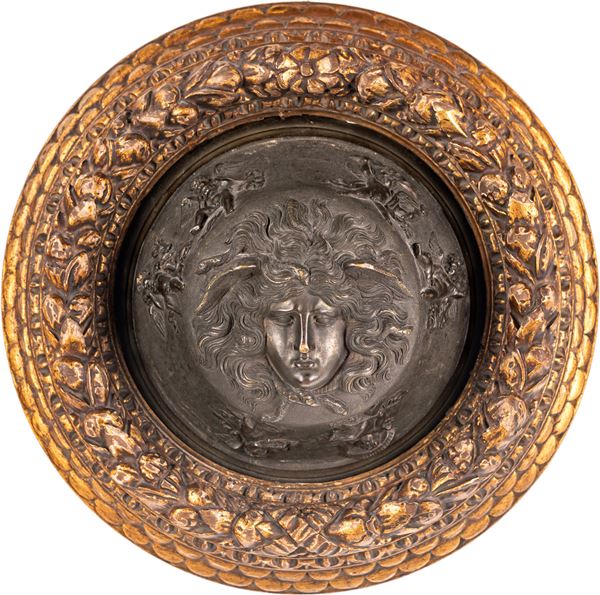 Antico umbone in bronzo con testa di Medusa
