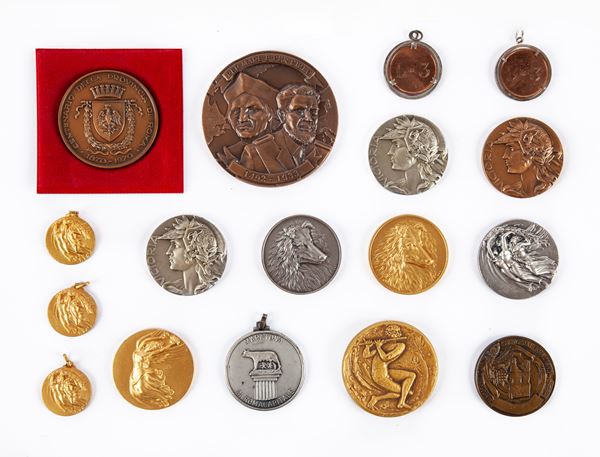 Lotto 16 medaglie moderne in bronzo, bronzo dorato e metallo argentato 