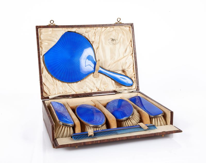 Servizio da Toletta in Argento e Smalto Azzurro, The Goldsmiths & Silversmiths Company, Londra, 1...