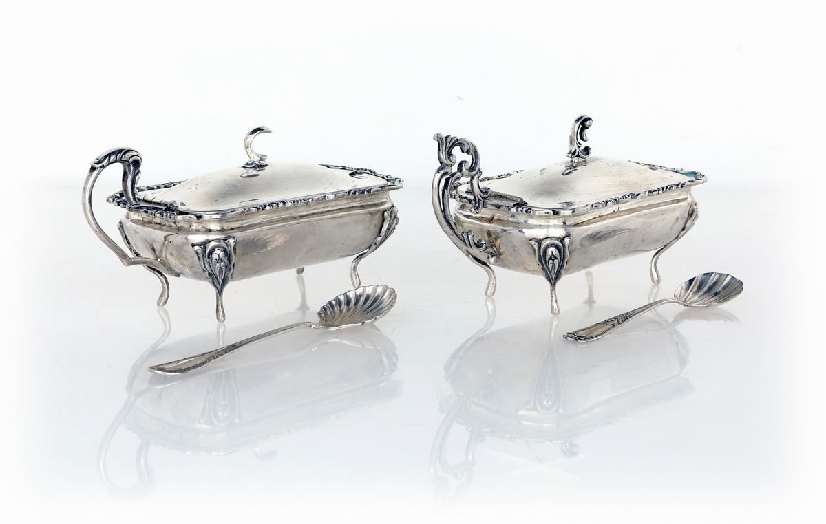 Due Mostardiere Simili in Argento 800 e Due Cucchiaini Diversi