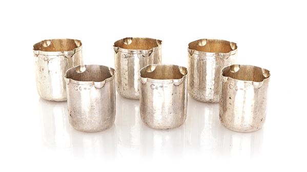 Ventiquattro bicchieri in argento lavorato a mano di due misure