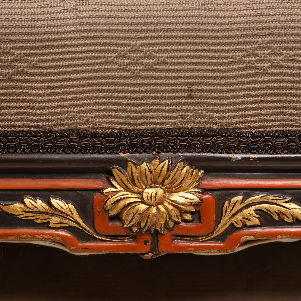 Poltrona con Sgabello in Legno Dipinto e Dorato, XIX Secolo