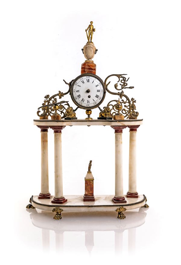 Piccolo orologio da camino in marmo bianco, XIX secolo