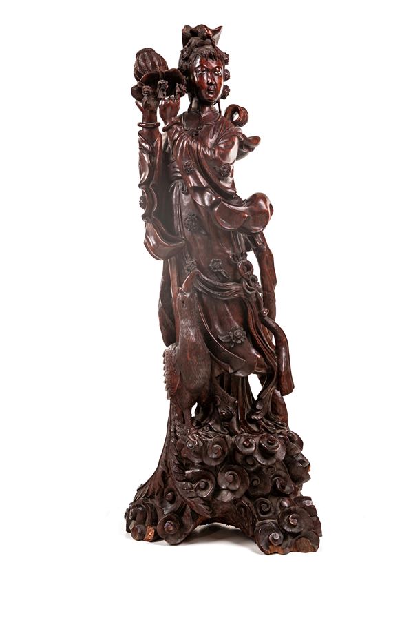 Grande figura di guanyin in legno scuro, Cina, dinastia Qing, XIX secolo