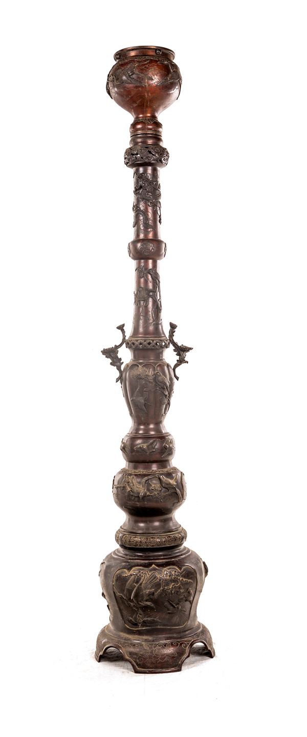 Lampada in bronzo, Giappone, XIX secolo  - Asta Antiquariato - Mobili, Sculture e Oggetti d'Arte. - Casa d'Aste Arcadia