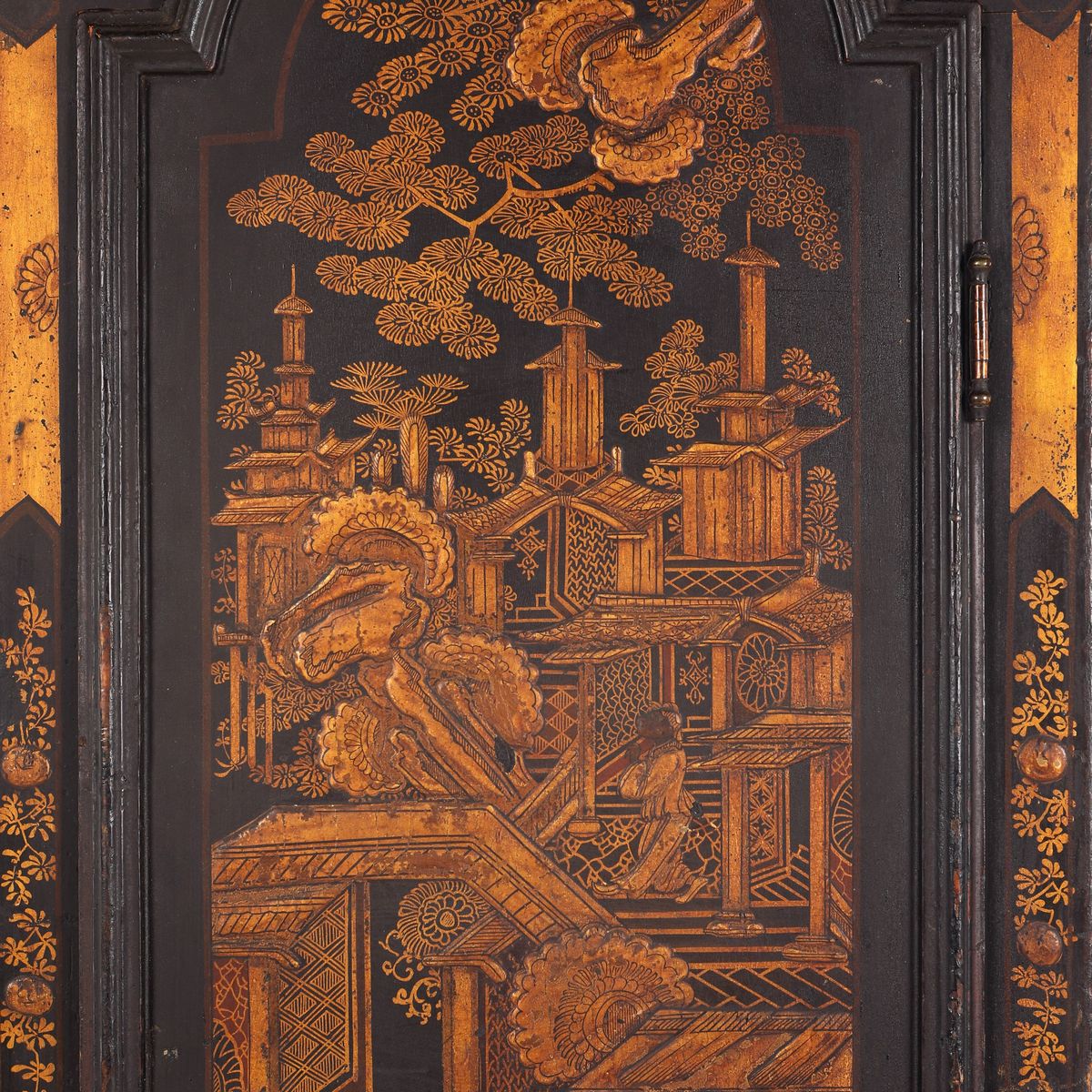 Orologio a Torre in Legno Laccato Nero Decorato a Chinoiséries Dorate, Inghilterra, Fine del XVII...
