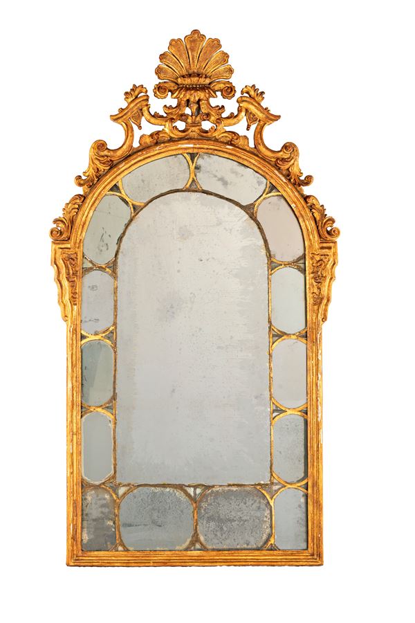 Specchiera ad arco in legno intagliato e dorato, XVIII secolo