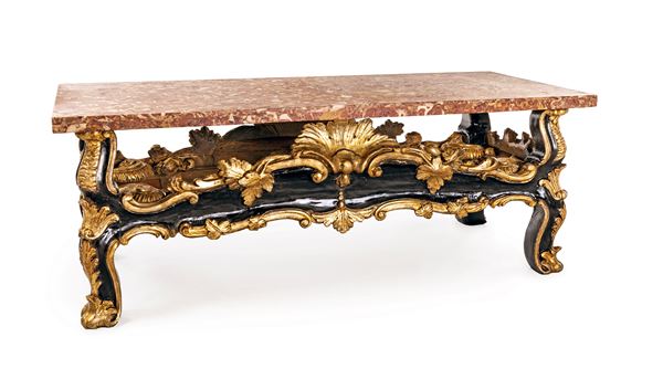 Tavolino da salotto in legno intagliato, laccato e dorato con piano in marmo