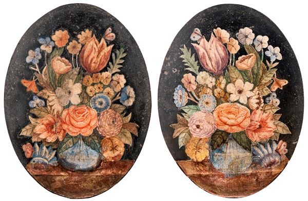 Coppia di medaglioni ovali in scagliola raffiguranti composizioni floreali