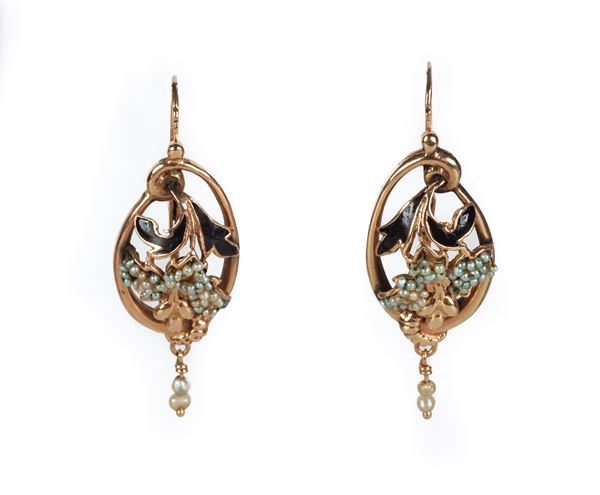 Coppia di orecchini in oro, smalto e micro perle